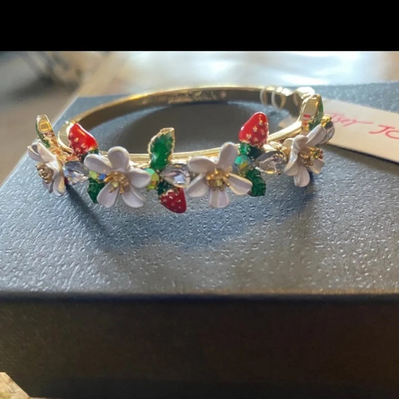 BETSEY JOHNSON Gold-Tone Signed Strawberries & Flowers Hinge Bangle Bracelet NWT - Picture 1 of 7